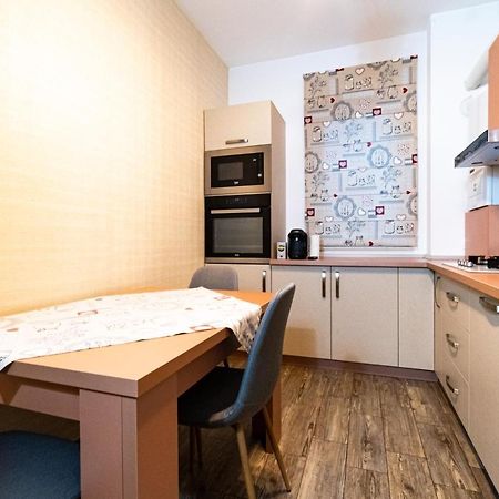 Yan Apartment - Near Mall & Free Private Parking براشوف المظهر الخارجي الصورة