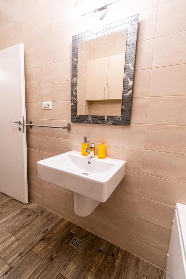 Yan Apartment - Near Mall & Free Private Parking براشوف المظهر الخارجي الصورة