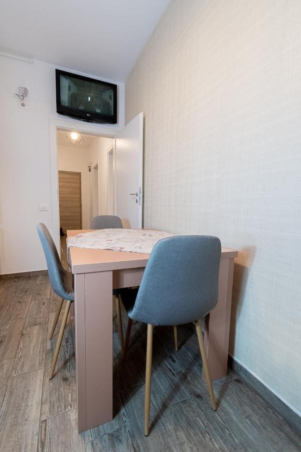 Yan Apartment - Near Mall & Free Private Parking براشوف المظهر الخارجي الصورة