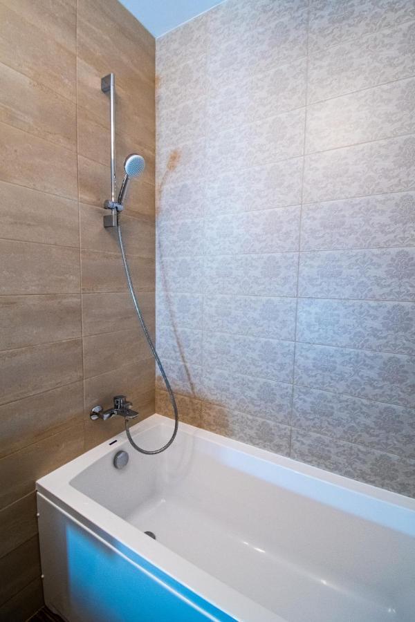 Yan Apartment - Near Mall & Free Private Parking براشوف المظهر الخارجي الصورة
