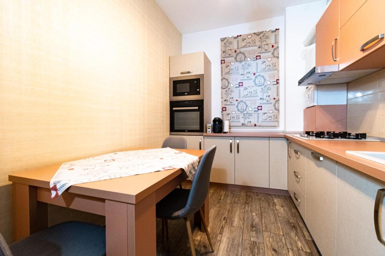 Yan Apartment - Near Mall & Free Private Parking براشوف المظهر الخارجي الصورة